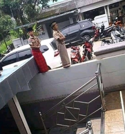 Potret kocak karena akibat telat datang masjid yang penuh bikin geleng-geleng